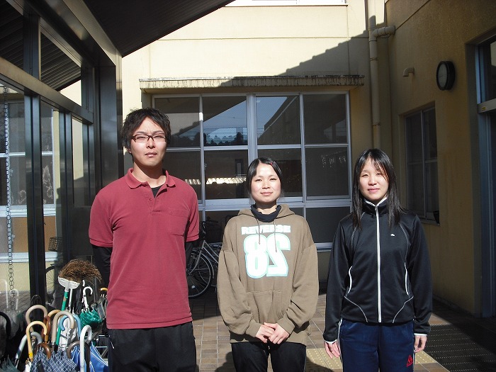 島根総合福祉専門学校卒業生（左から）花谷理成さん、藤原志保さん、長谷川郁子さん、
