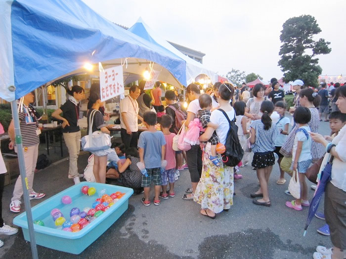 *近隣の住民家族の皆さんがたくさんやってきて、夏祭りを楽しむ。５００人以上集まるという。2