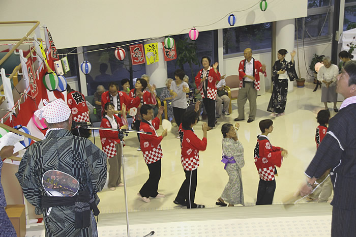 平成22年8月　盆踊り会（ケアハウス美川ホールにて）