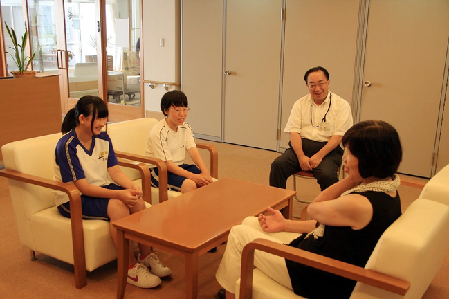 吉田施設長を囲んだインタビュー風景