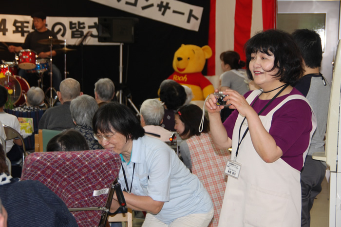 入居者の皆さんを気遣うスタッフのみなさん