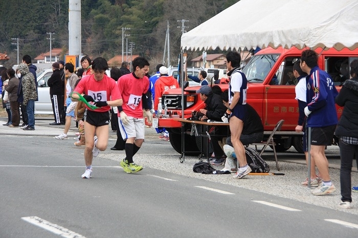 2区　はあもにぃはうす・平野貴史選手から3区おおなん福祉会本部・日高正男選手へ