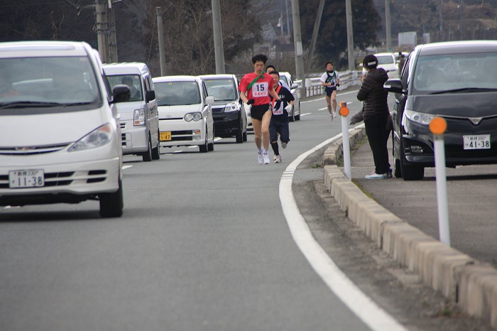 ３区日高正男さんの力走、おめでとう今年も区間賞